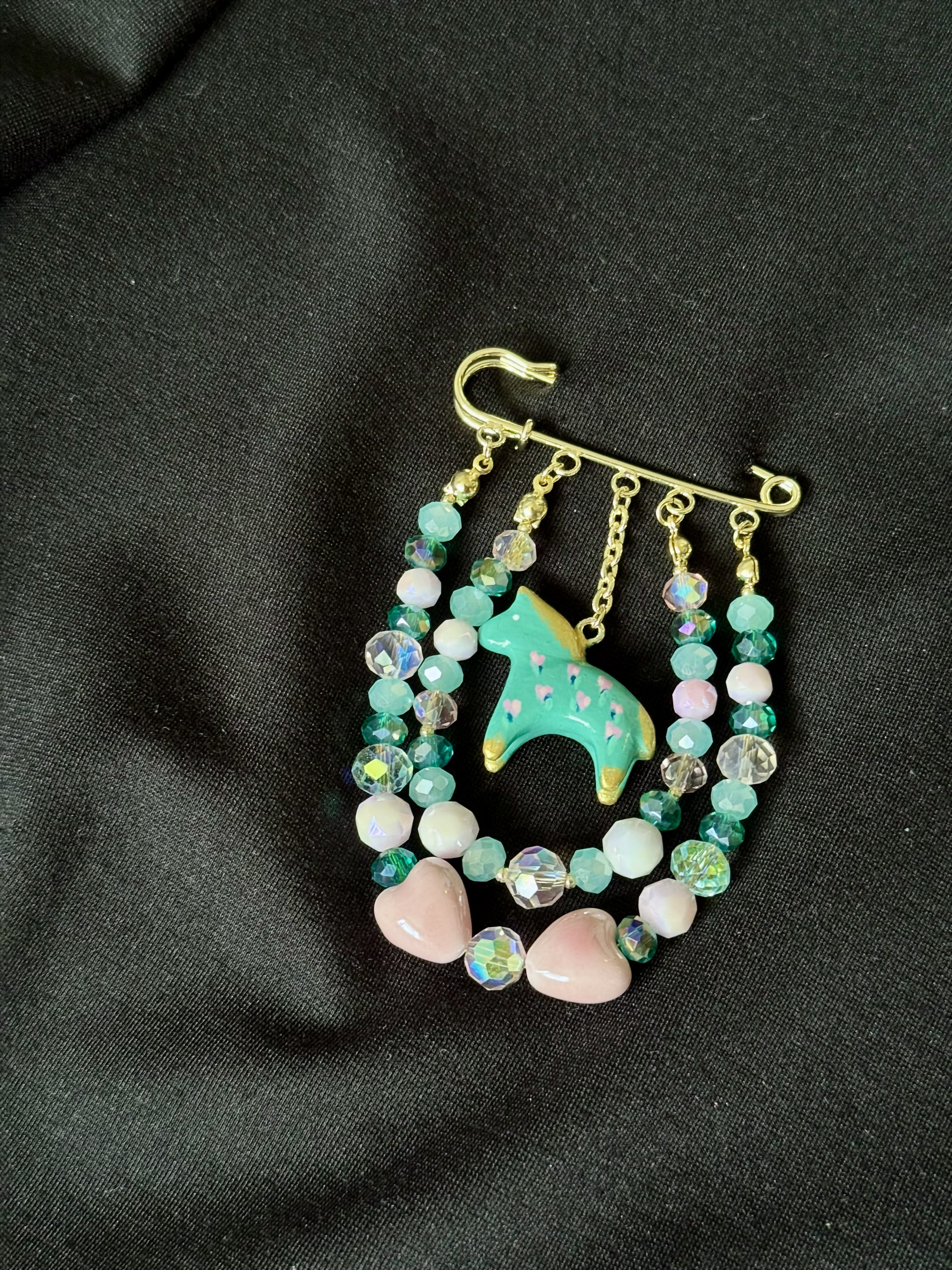 Брошь - булавка "Изумрудная лошадка"